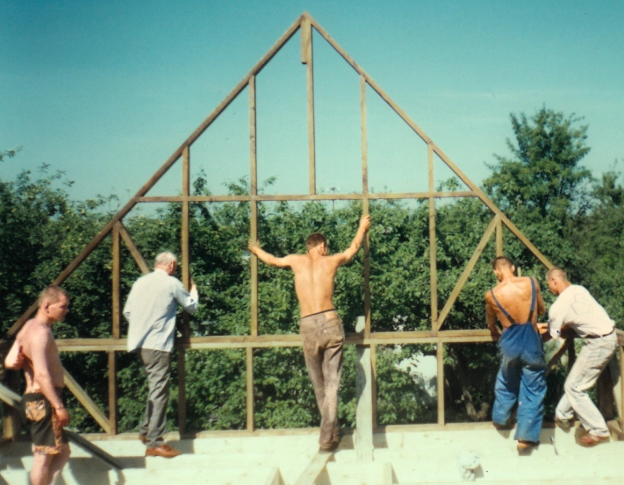 1996. gads. Latvijā vēl nagluplašu kopnes nav pazīstamas, notiek jumta montāža no būvlaukumā darinātām kopnēm