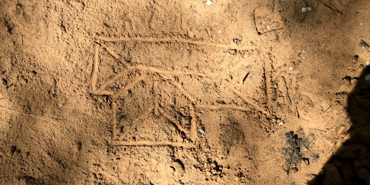 Bukulti, 2025. Ar pirkstu smiltīs zīmēts jumta plāns - šoreiz ar to pietika, lai sāktu jumta projektēšanu, taču parasti vajag vairāk informācijas.